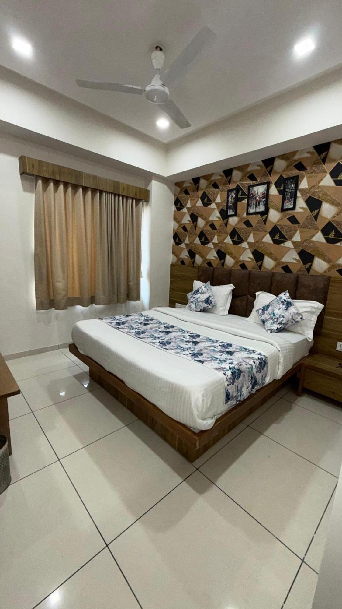 Hotelsuncity Inn Vadodara Luaran gambar